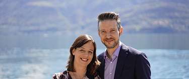 Mann und Frau vor einem See