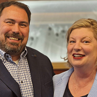 Mann und Frau in der Lobby