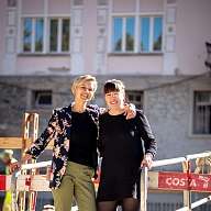 Zwei Frauen auf einer Baustelle