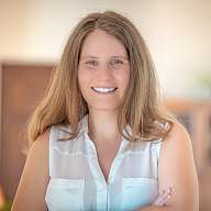 Portrait einer Frau mit heller Bluse