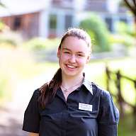 Sunstar Swiss Hotel Collection Fabienne Hohl Klosters Portrait einer Frau mit dunkler Bluse