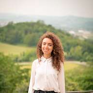 Portrait einer Frau mit heller Bluse