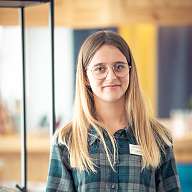 Sunstar Swiss Hotel Collection Julia Kölbener Lenzerheide Portrait einer Frau mit heller Bluse
