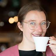 Portrait einer Frau mit heller Bluse