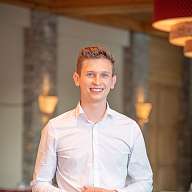 Mann im weissen Hemd in der Lobby