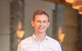 Mann im weisen Hemd in der Lobby