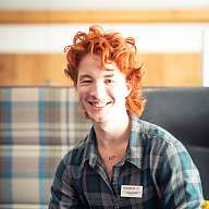 Mann mit kariertem Hemd am sitzen