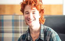 Mann im kariertem Hend in der Lobby