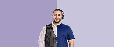 Frau im Zimmer mit Blumenstrauss