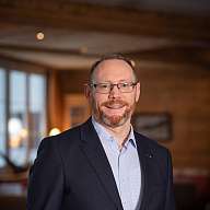 Mann im Anzug in der Lobby