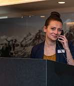 Frau am Telefon an der Reception