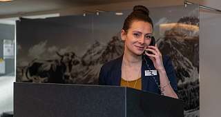 Frau am Telefon an der Reception