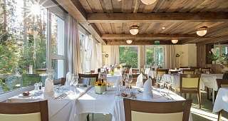 Gedeckte Tische im Restaurant