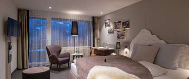 Mann und Frau vor einem Fenster