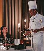 Mann und Frau werden von Koch beraten