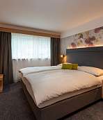 Zimmer mit Bett und Stuhl