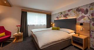 Zimmer mit Bett und Stuhl