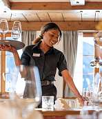 Mitarbeiterin am Gläser auftischen