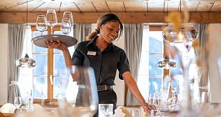 Mitarbeiterin am Gläser auftischen