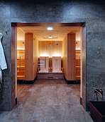 Wellnessbereich mit Sauna und Bademantel