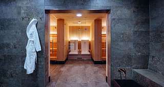 Wellnessbereich mit Sauna und Bademantel