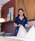 Housekeeping im Zimmer am reinigen