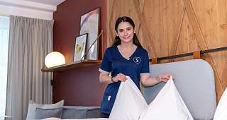 Housekeeping im Zimmer am reinigen