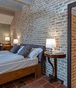 Doppelzimmer mit Bett und Nachtisch