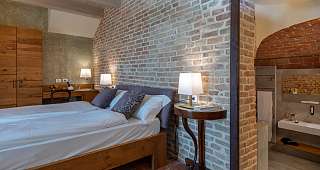 Doppelzimmer mit Bett und Nachtisch