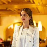 Frau in Anzug in der Lobby