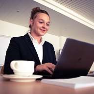 Frau am Laptop im Seminarraum