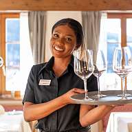 Frau am servieren im Restaurant