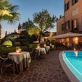 Pool Daemmerung Terrasse Tische aussen piemont sunstar castello di villa boutique hotel isola asti s
