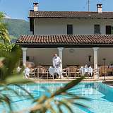 Pool Terrasse Kellner Sunstar Hotel Brissago Tessin Schweiz s